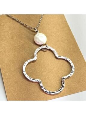 Silver Tone Hammered Clover Imitation Pearl Pendant Necklace